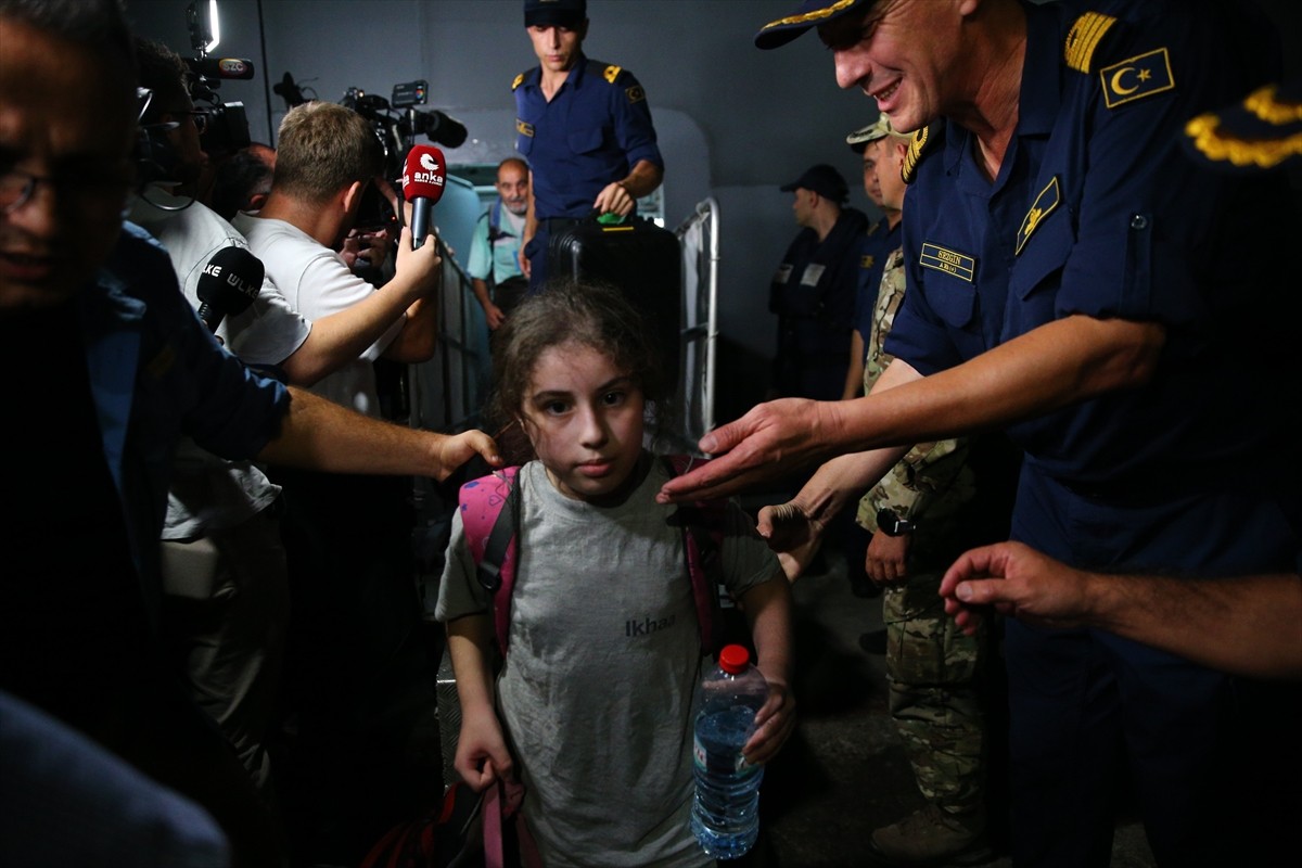 İsrail'in saldırılarının sürdüğü Lübnan'dan tahliye edilen 588 sivili taşıyan Deniz Kuvvetleri...