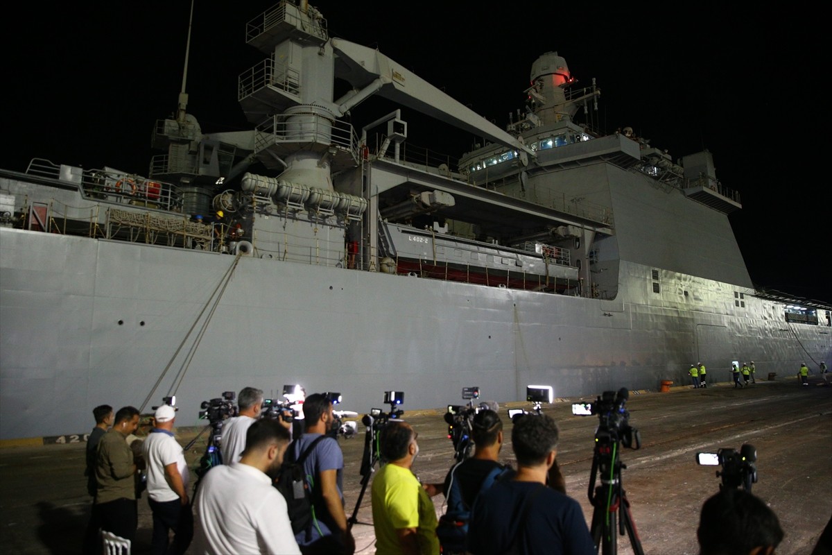 İsrail'in saldırılarının sürdüğü Lübnan'dan tahliye edilen 588 sivili taşıyan Deniz Kuvvetleri...