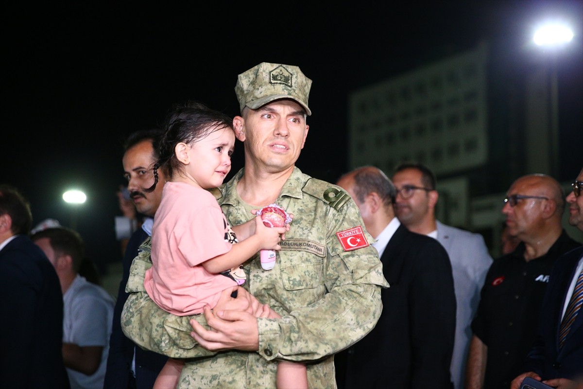 İsrail'in saldırılarının sürdüğü Lübnan'dan tahliye edilen 588 sivili taşıyan Deniz Kuvvetleri...