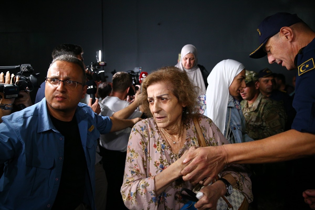 İsrail'in saldırılarının sürdüğü Lübnan'dan tahliye edilen 588 sivili taşıyan Deniz Kuvvetleri...