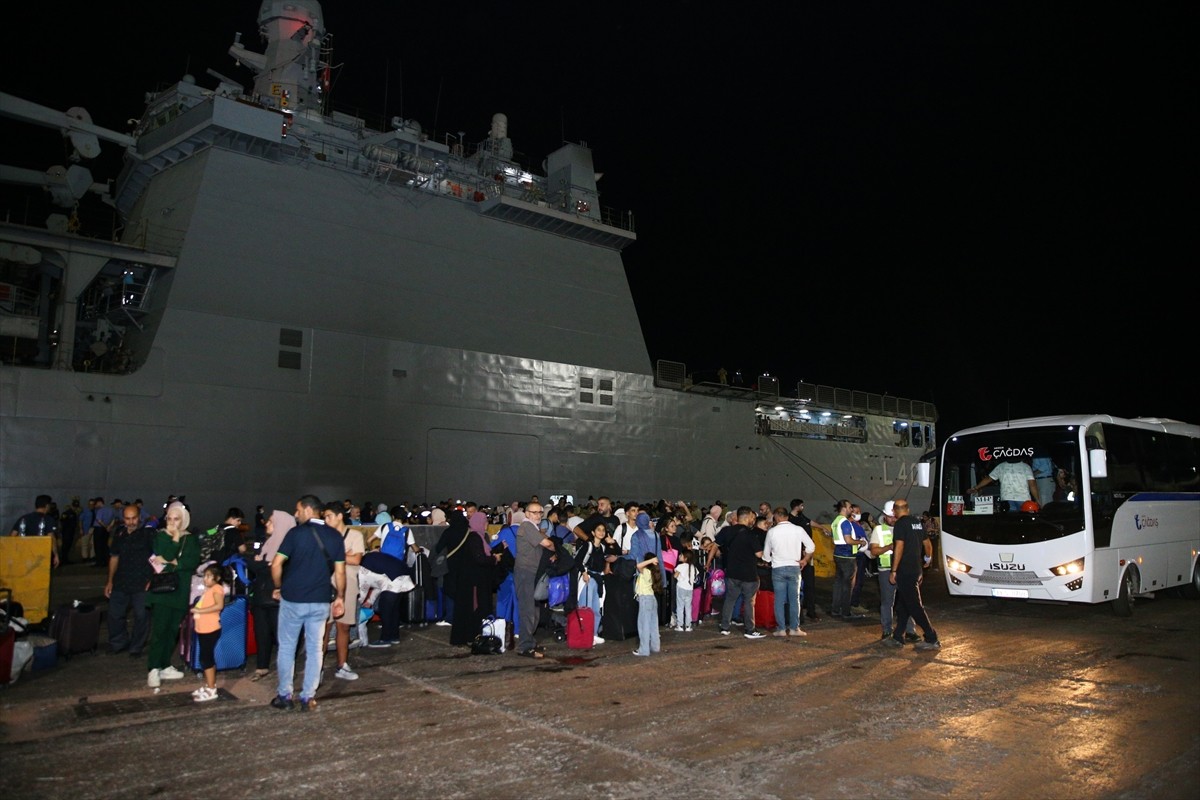 İsrail'in saldırılarının sürdüğü Lübnan'dan tahliye edilen 588 sivili taşıyan Deniz Kuvvetleri...