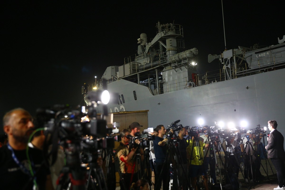 İsrail'in saldırılarının sürdüğü Lübnan'dan tahliye edilen 588 sivili taşıyan Deniz Kuvvetleri...