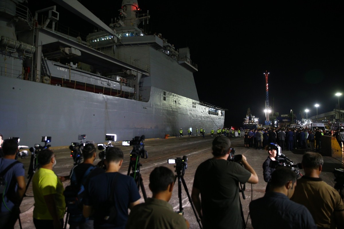 İsrail'in saldırılarının sürdüğü Lübnan'dan tahliye edilen 588 sivili taşıyan Deniz Kuvvetleri...