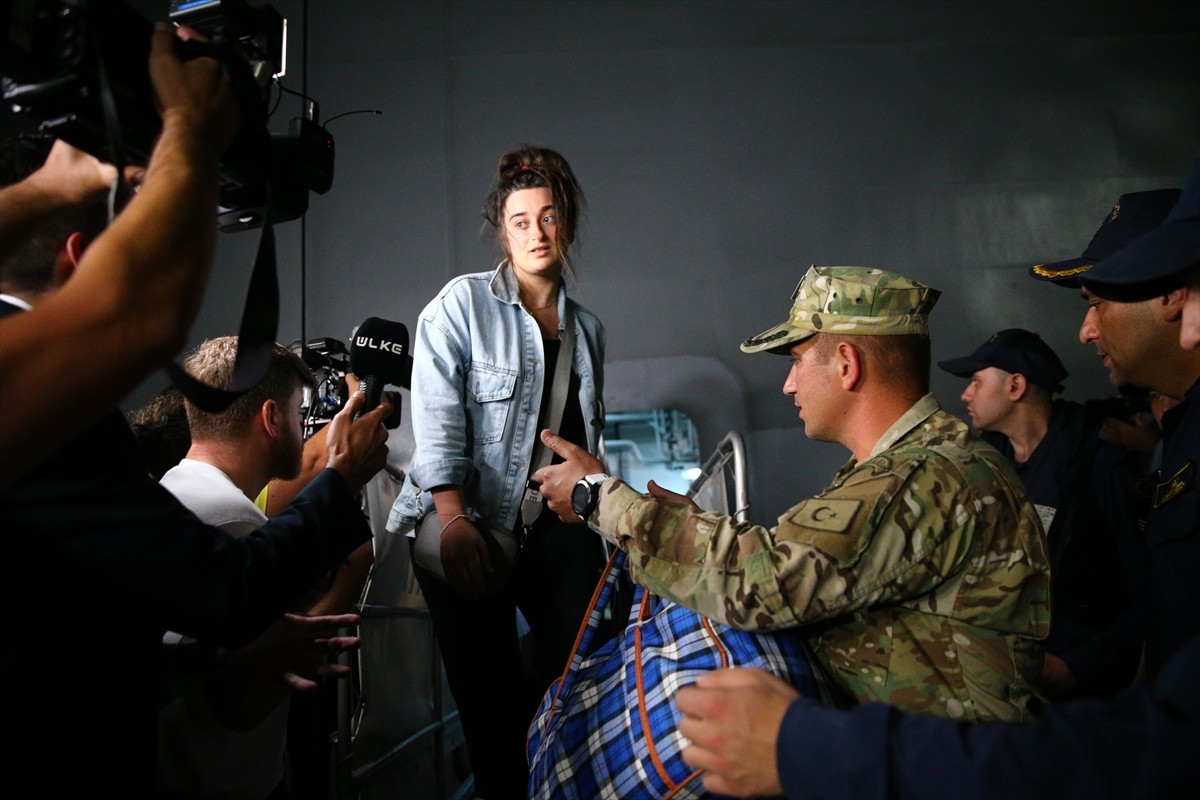 İsrail'in saldırılarının sürdüğü Lübnan'dan tahliye edilen 588 sivili taşıyan Deniz Kuvvetleri...