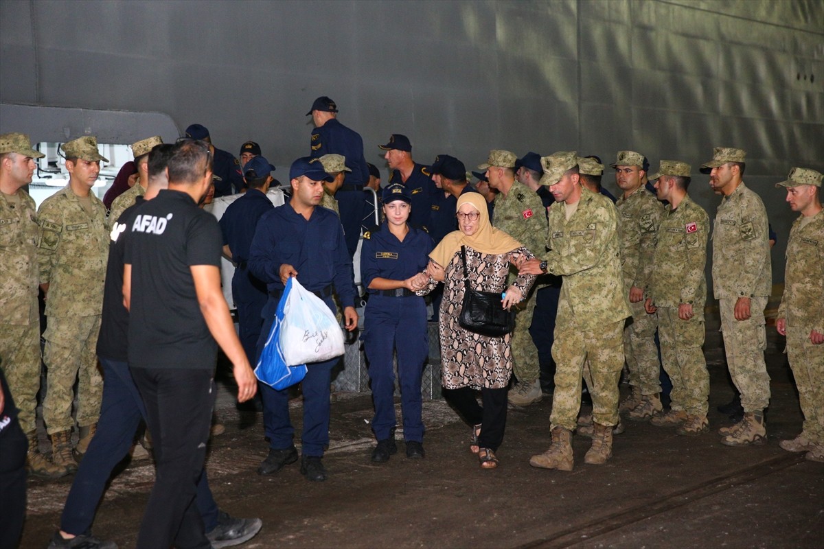 İsrail'in saldırılarının sürdüğü Lübnan'dan tahliye edilen 588 sivili taşıyan Deniz Kuvvetleri...