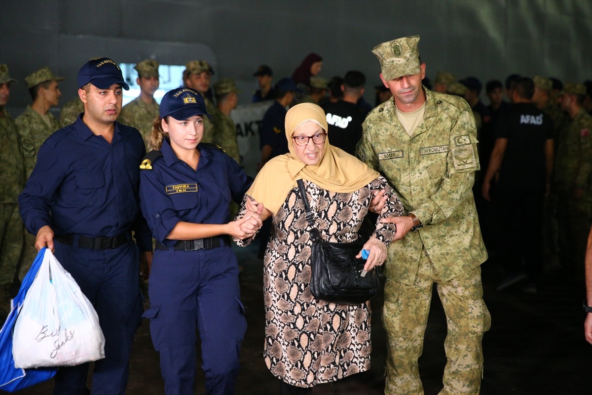 İsrail'in saldırılarının sürdüğü Lübnan'dan tahliye edilen 588 sivili taşıyan Deniz Kuvvetleri...