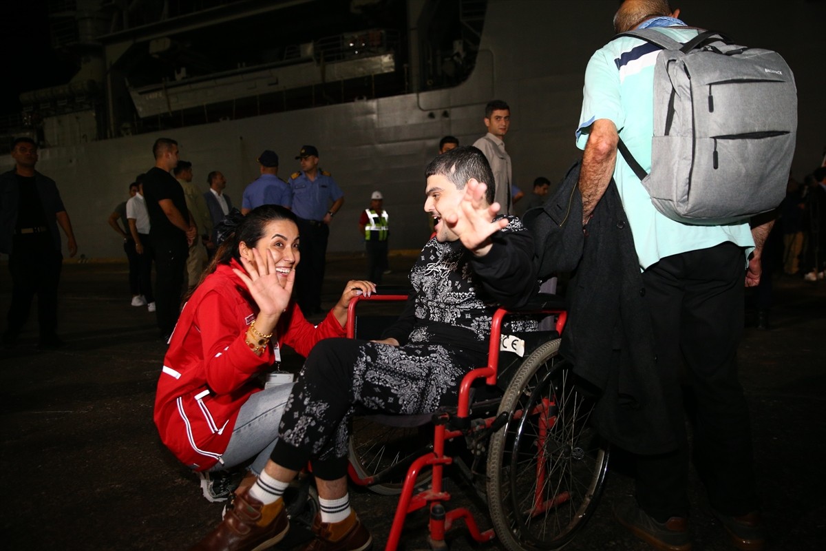 İsrail'in saldırılarının sürdüğü Lübnan'dan tahliye edilen 588 sivili taşıyan Deniz Kuvvetleri...