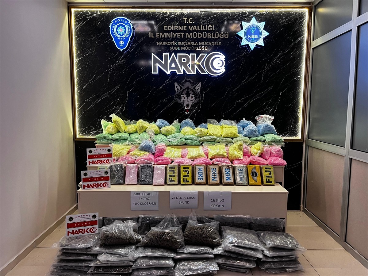 Kapıkule Sınır Kapısı'nda bir tırda yapılan aramada 190 kilogram sentetik uyuşturucu, 16 kilogram...