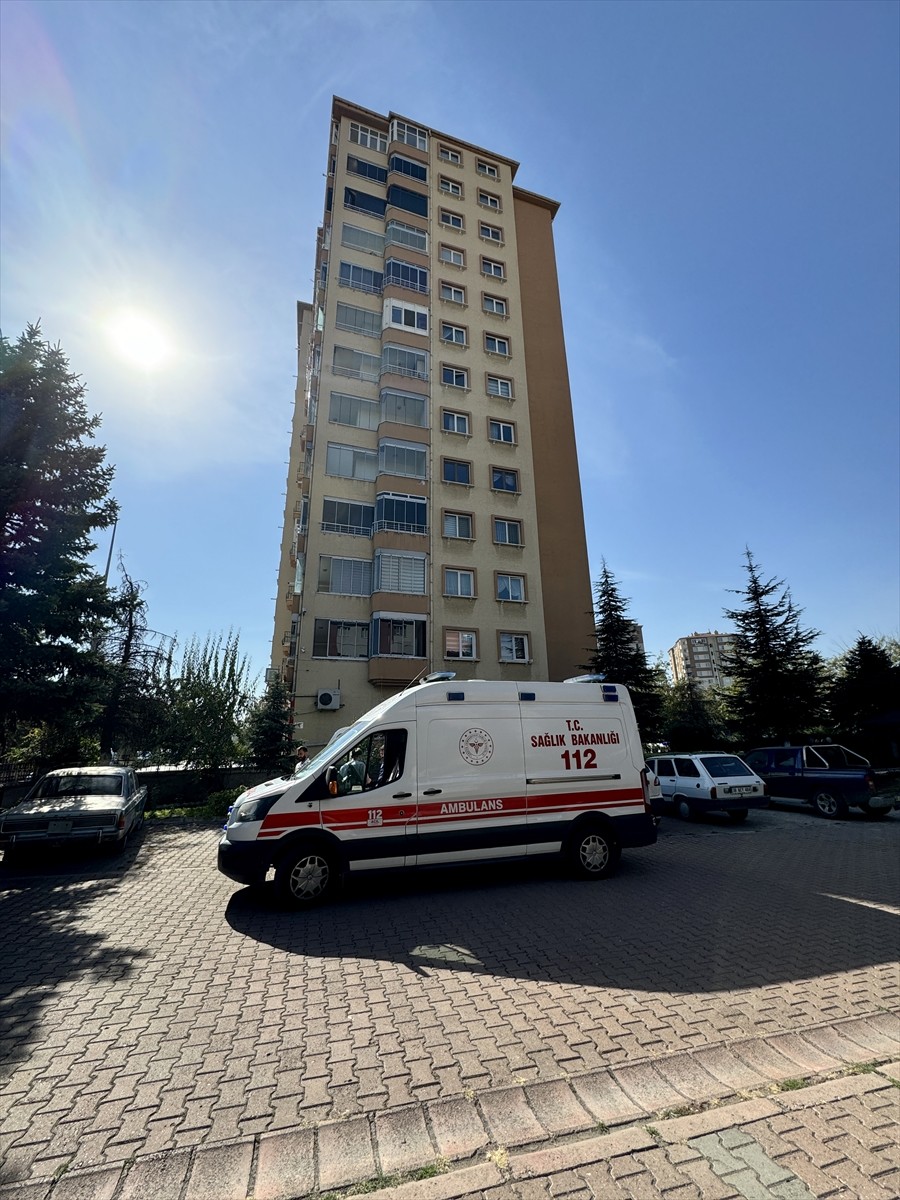 Kayseri'de hükümlü olduğu için aranan ve polisten kaçarken ikinci kattaki evinin balkonundan...