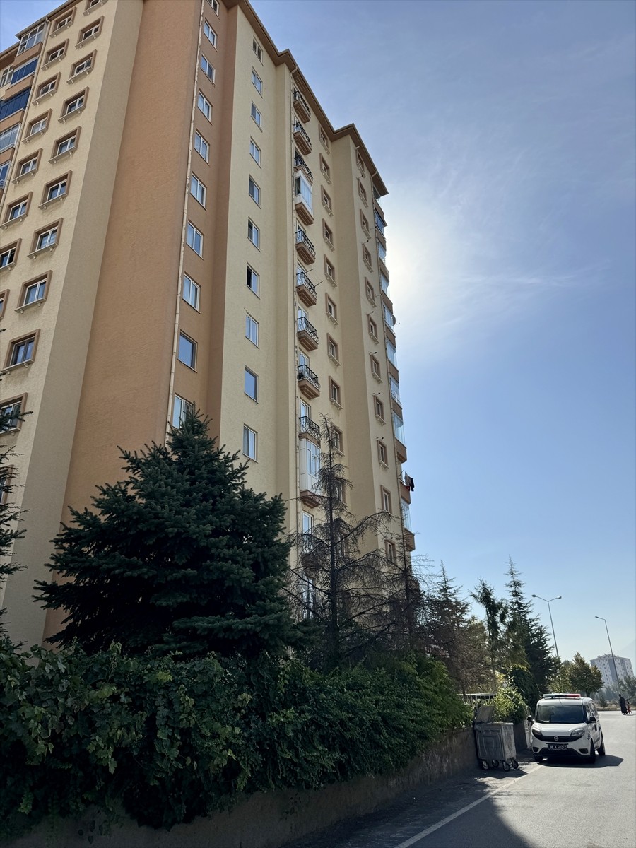 Kayseri'de hükümlü olduğu için aranan ve polisten kaçarken ikinci kattaki evinin balkonundan...