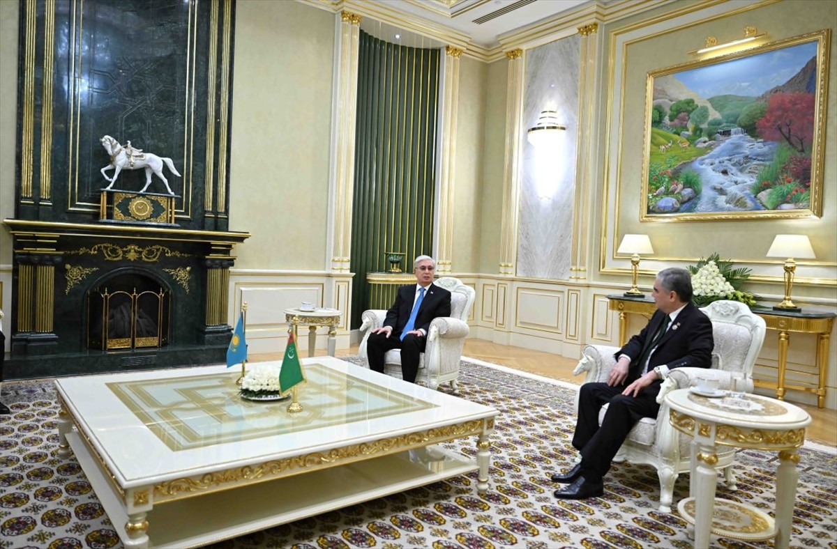 Kazakistan Cumhurbaşkanı Kasım Cömert Tokayev (solda) ile Türkmenistan Milli Lideri ve Halk...