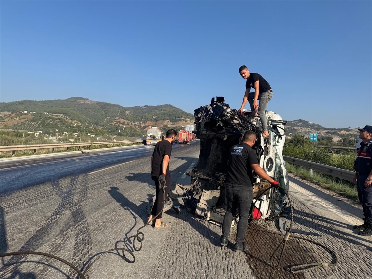 Osmaniye'de yangın çıkan tankere çarpan başka bir tanker yola devrildi. İhbar üzerine kaza yerine...