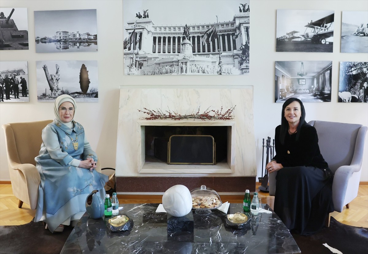 Resmi temaslarda bulunmak üzere Arnavutluk'un başkenti Tiran'a gelen Cumhurbaşkanı Recep Tayyip...