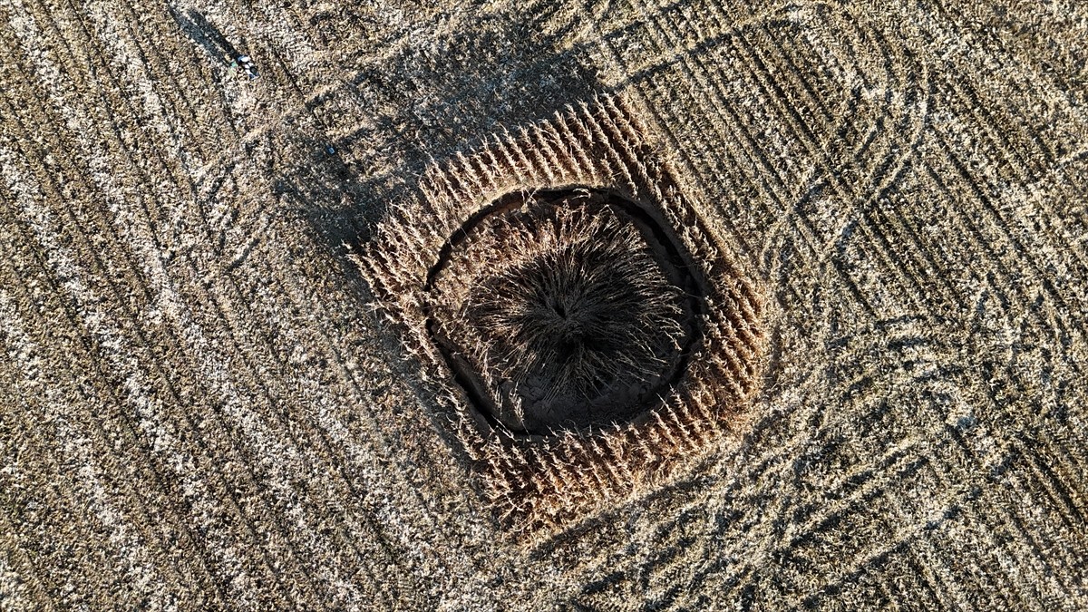 Karaman'ın Ayrancı ilçesinde 14,5 metre çapında, derinliği 8 metreyi bulan obruk meydana...