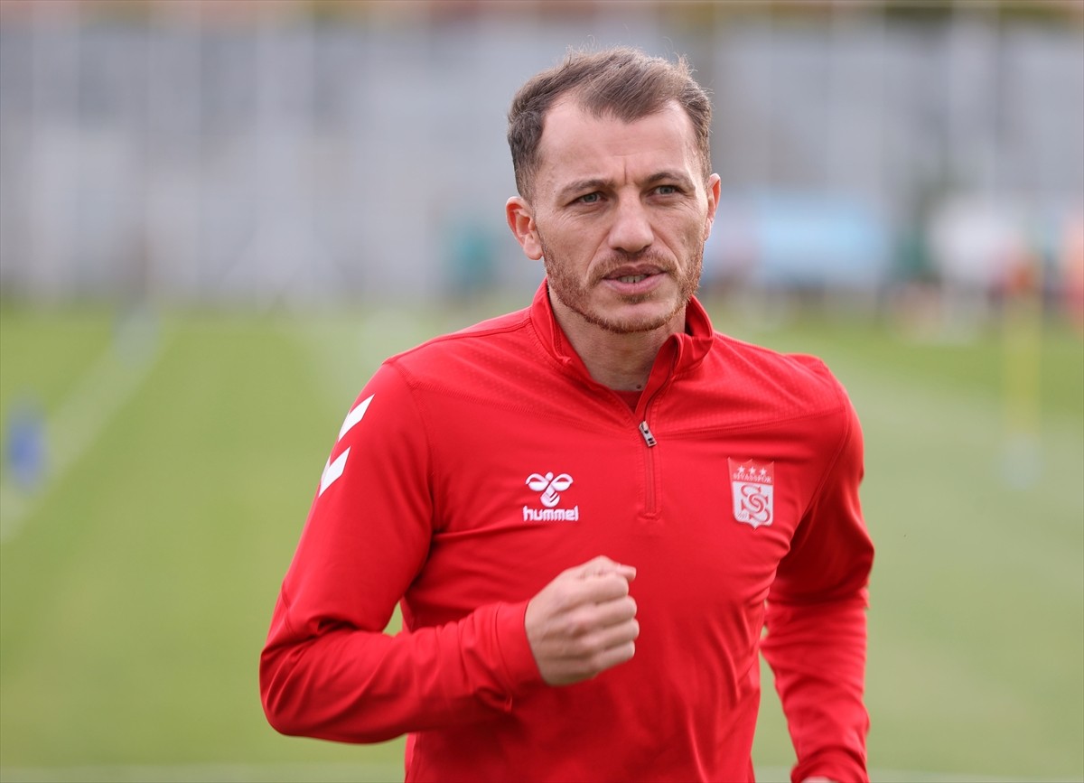 Trendyol Süper Lig ekiplerinden Net Global Sivasspor'un kaptanlarından Ziya Erdal, AA muhabirinin...
