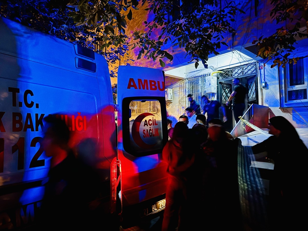 Diyarbakır'ın merkez Yenişehir ilçesinde dünür ailenin fertleri arasında meydana gelen silahlı...