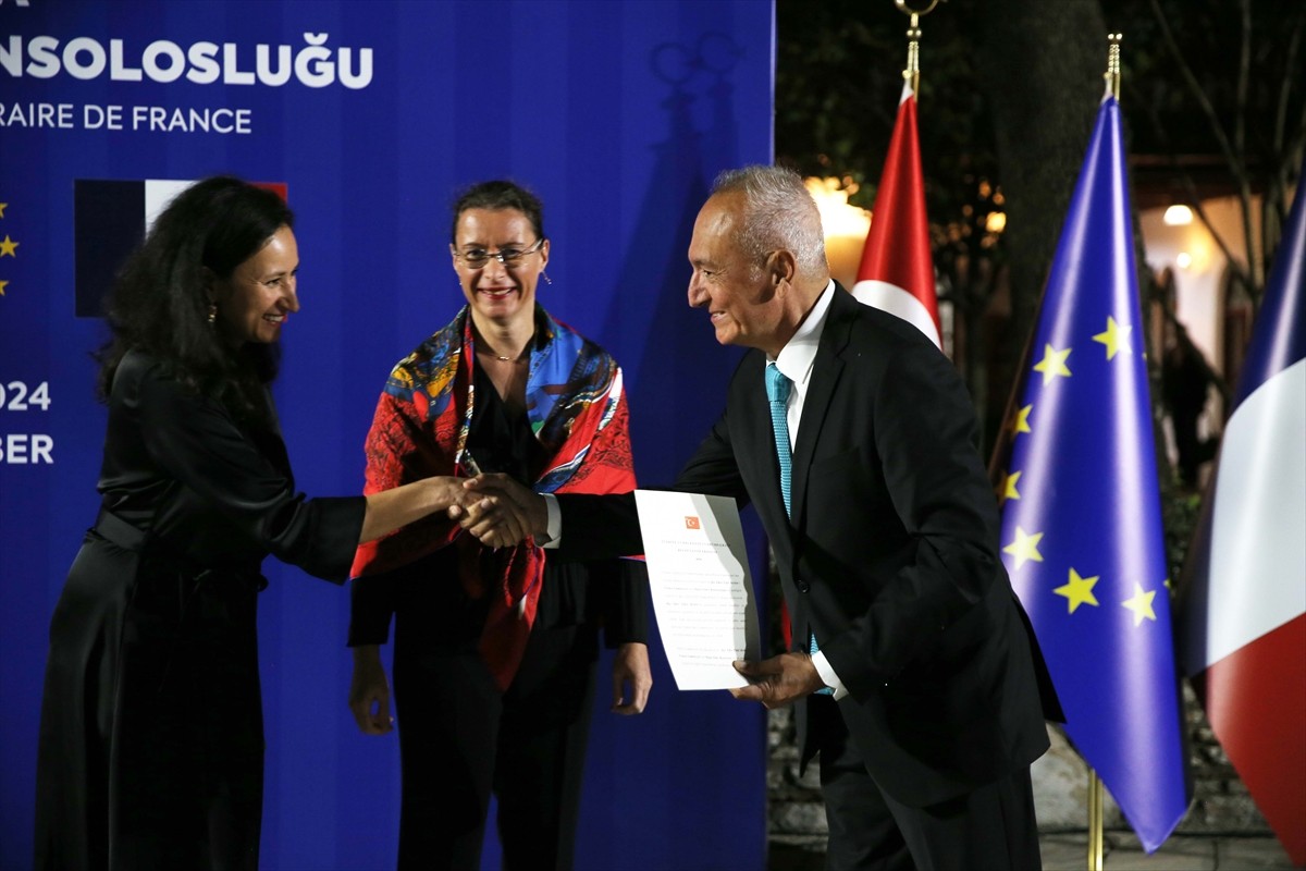 Fransa'nın Muğla Fahri Konsolosluğu, düzenlenen törenle Fidel Berber'e (sağda) verildi. Muğla...