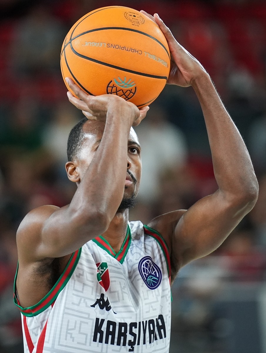 Basketbol Şampiyonlar Ligi C Grubu ikinci hafta maçında Karşıyaka, Fransız ekibi Saint-Quentin'le...