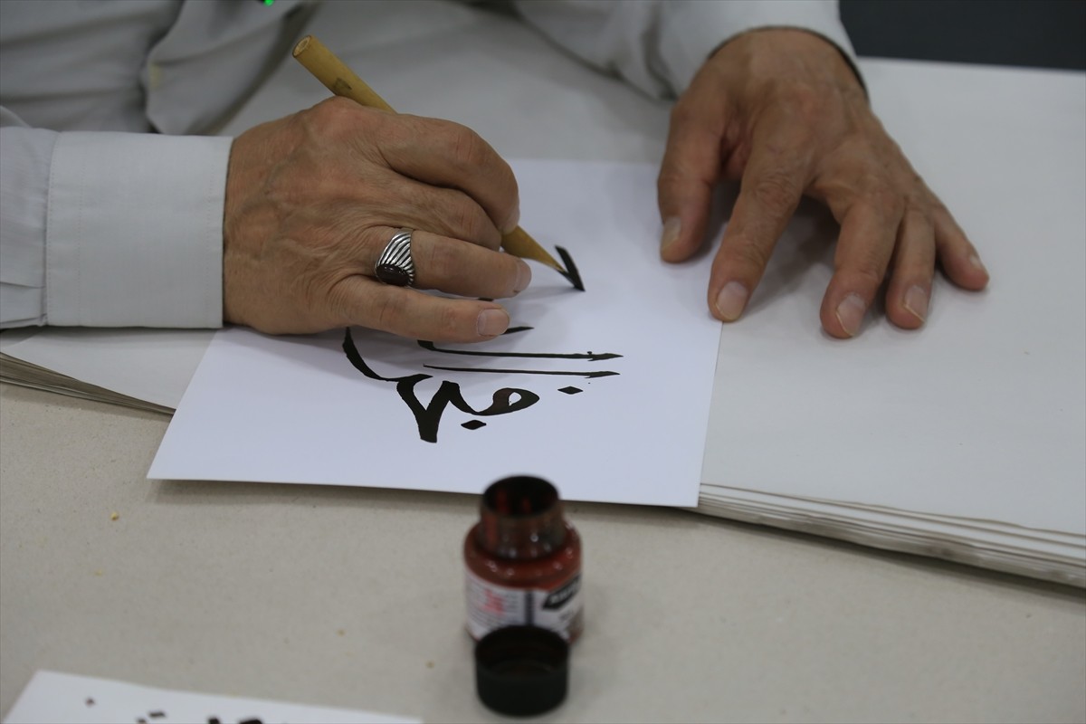 Batman'da yaşayan emekli öğretmen Hilmi Beyca, İstanbul'da aldığı hat eğitimini gelecek nesillere...