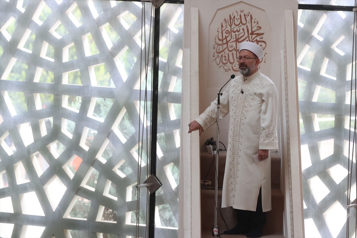 Diyanet İşleri Başkanı Ali Erbaş, Marmara Üniversitesi İlahiyat Fakültesi Camisi'nde hutbe irat...