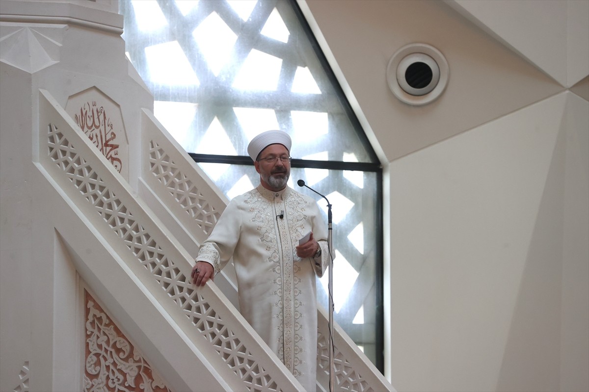 Diyanet İşleri Başkanı Ali Erbaş, Marmara Üniversitesi İlahiyat Fakültesi Camisi'nde hutbe irat...