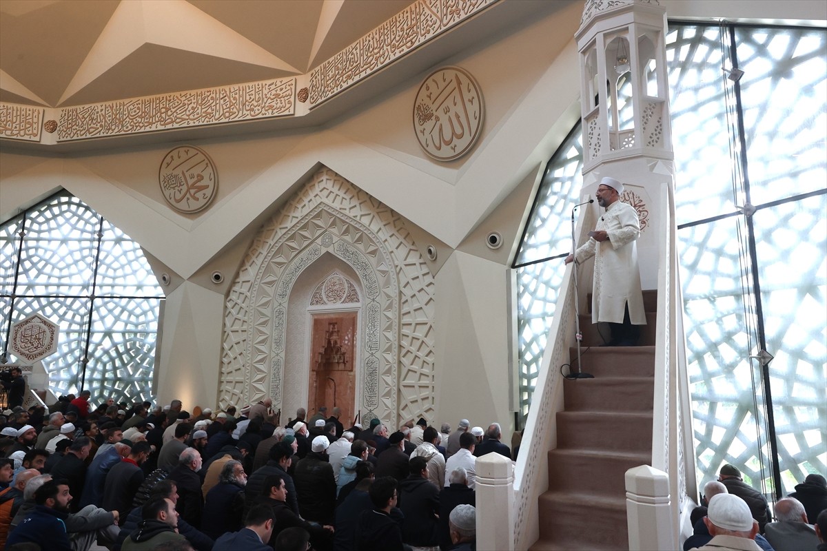 Diyanet İşleri Başkanı Ali Erbaş, Marmara Üniversitesi İlahiyat Fakültesi Camisi'nde hutbe irat...