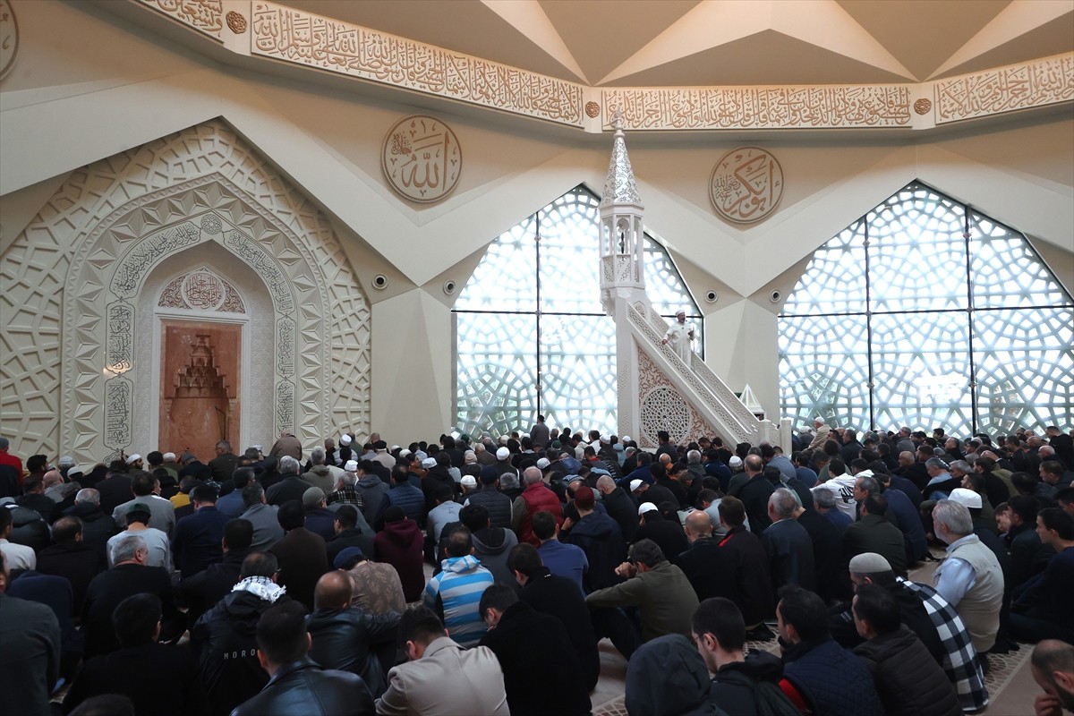 Diyanet İşleri Başkanı Ali Erbaş, Marmara Üniversitesi İlahiyat Fakültesi Camisi'nde hutbe irat...