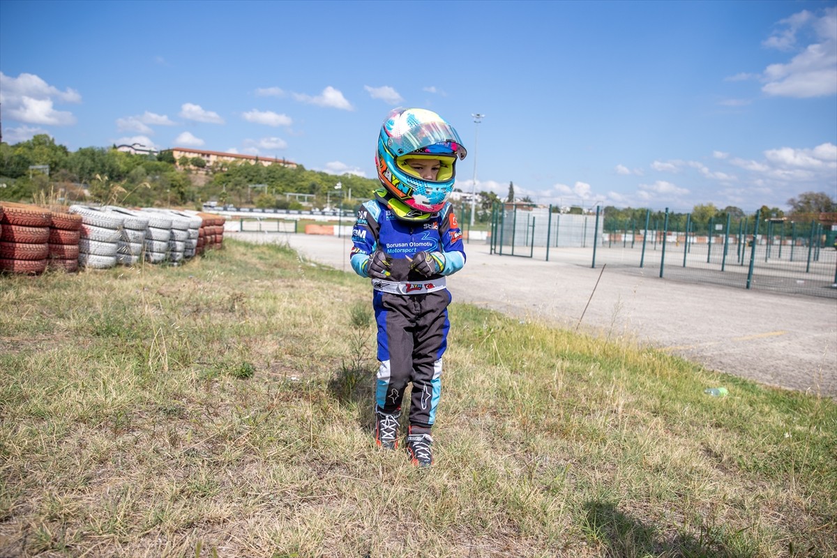 Motor sporlarında yetenekleri ve mücadelesiyle beğeni kazanan 5 yaşındaki Zayn Sofuoğlu...