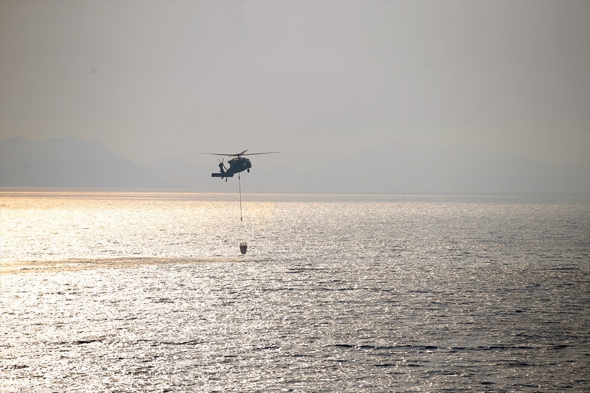 Muğla'nın Menteşe ilçesindeki orman yangınına havadan ve karadan müdahale devam ediyor.