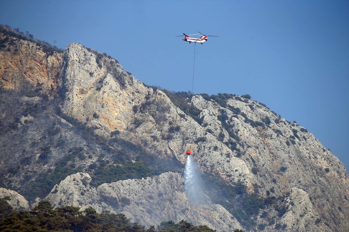 Muğla'nın Menteşe ilçesindeki orman yangınına havadan ve karadan müdahale devam ediyor.