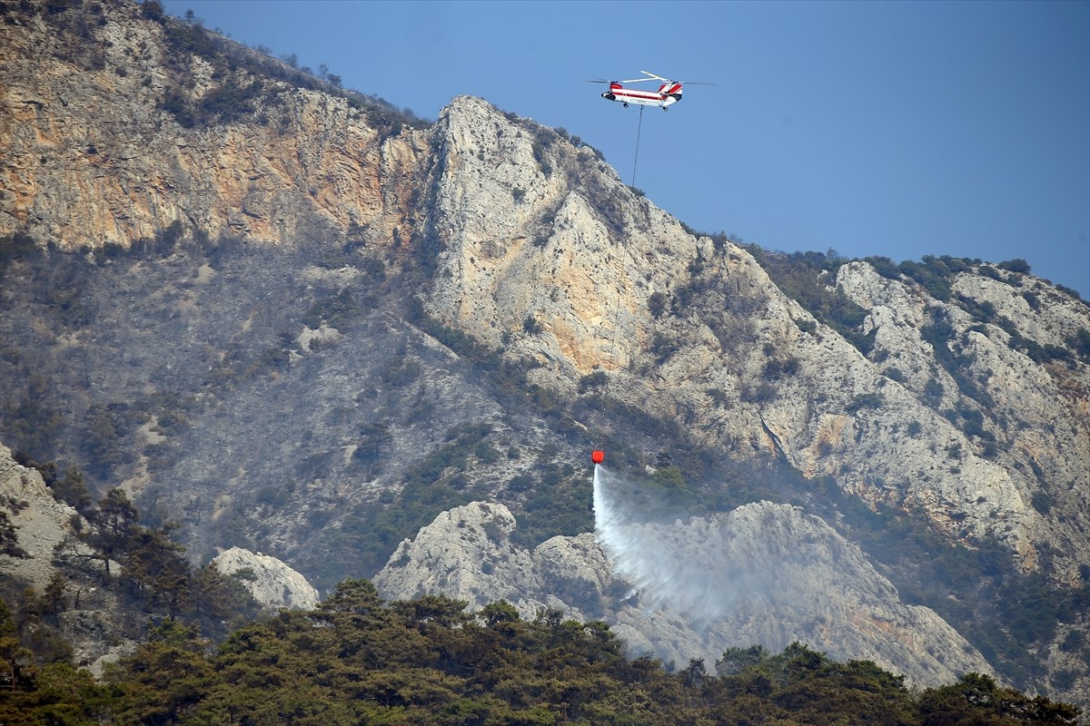 Muğla'nın Menteşe ilçesindeki orman yangınına havadan ve karadan müdahale devam ediyor.