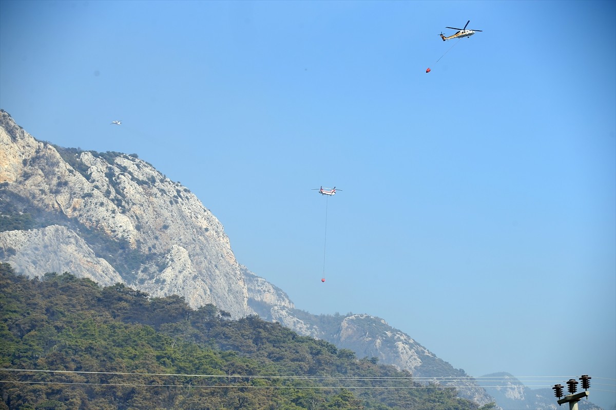 Muğla'nın Menteşe ilçesindeki orman yangınına havadan ve karadan müdahale devam ediyor.