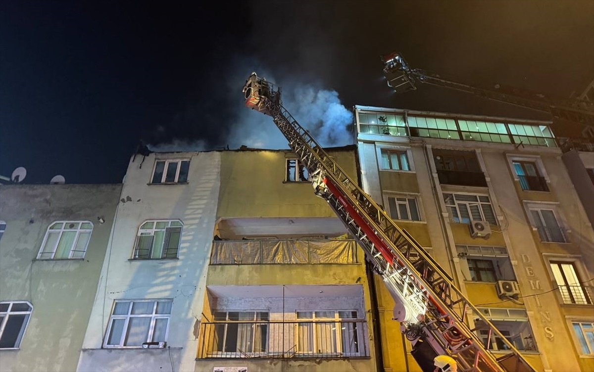 Eyüpsultan'da, 3 katlı binanın çatısında çıkan yangın itfaiye ekiplerinin müdahalesiyle...