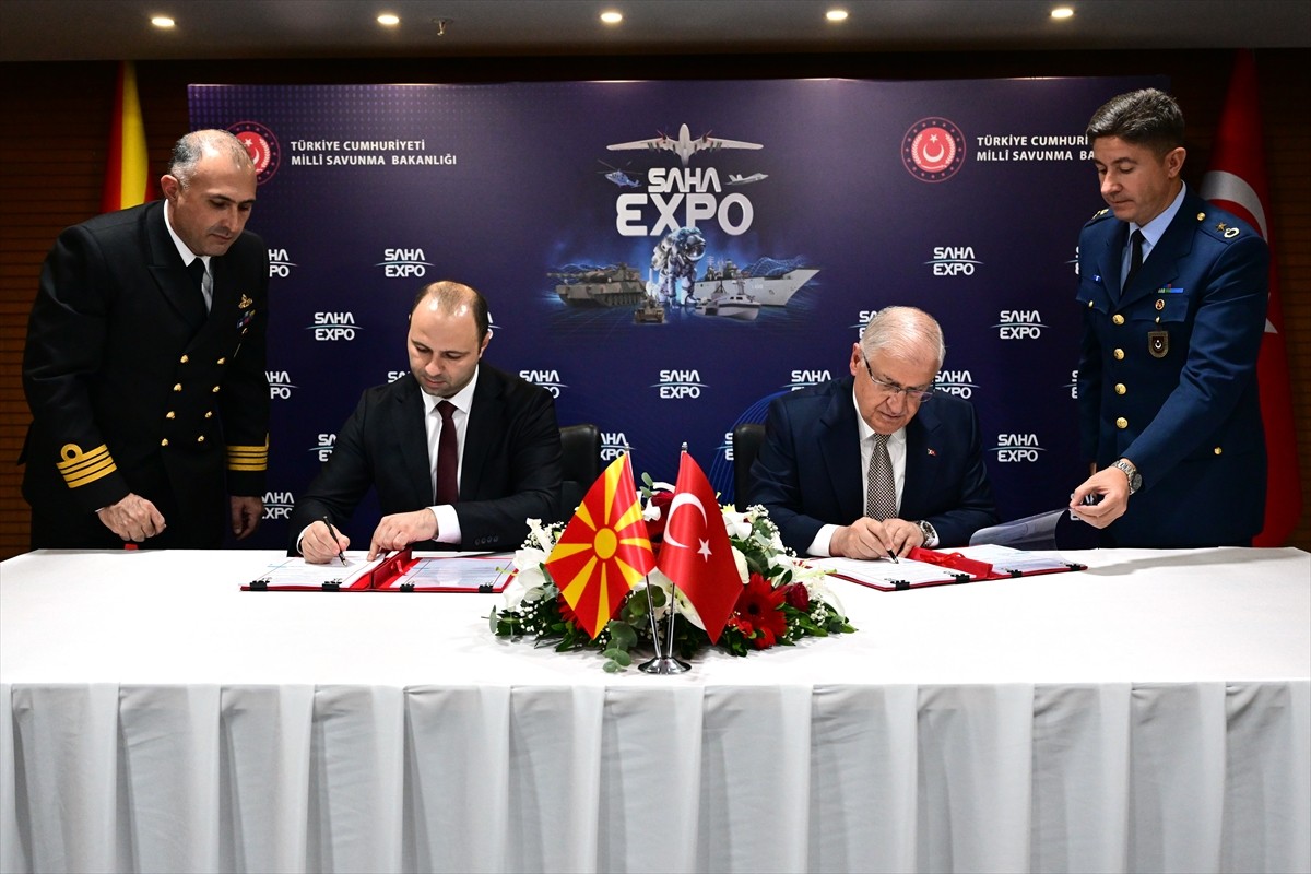 Milli Savunma Bakanı Yaşar Güler (sağda), İstanbul Fuar Merkezi'ndeki, Uluslararası Savunma...