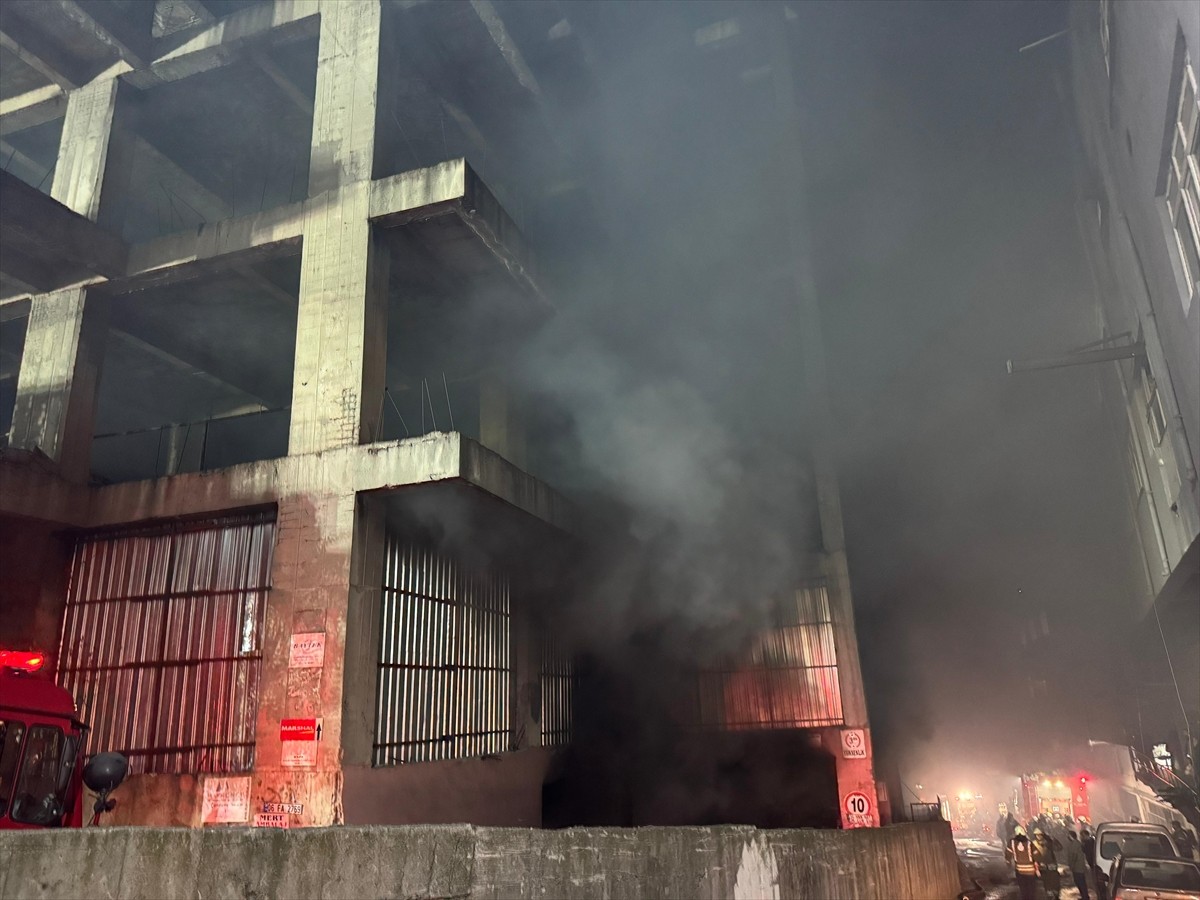 Zeytinburnu'nda, 4 katlı iş merkezinin bodrum katında çıkan yangına itfaiye ekiplerinin...