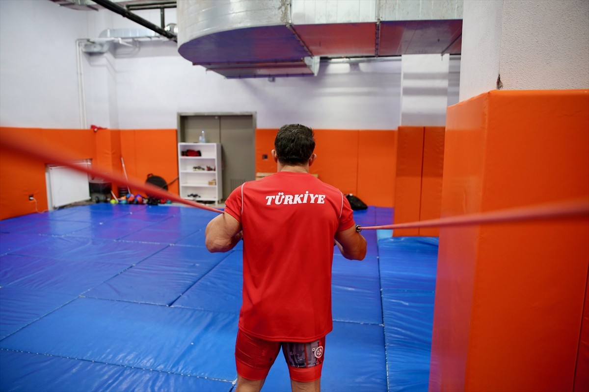 Dünya ikincisi milli sporcu Uğur Arı, gelecek yıl Macaristan'da düzenlenecek Veteranlar Dünya...