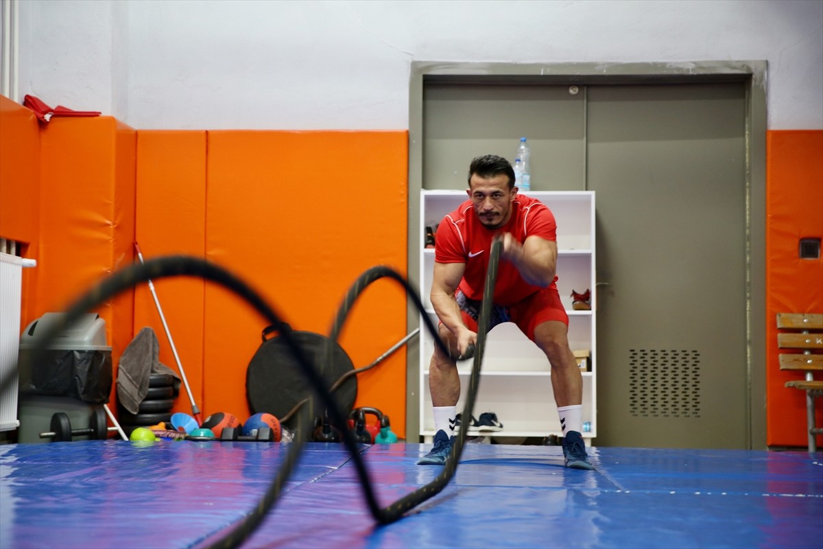 Dünya ikincisi milli sporcu Uğur Arı, gelecek yıl Macaristan'da düzenlenecek Veteranlar Dünya...