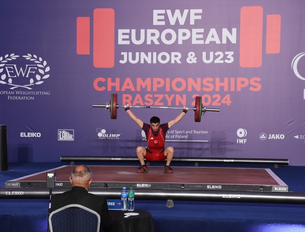 Polonya'da devam eden Gençler ve 23 Yaş Altı Avrupa Halter Şampiyonası'nda erkekler 55 kiloda...