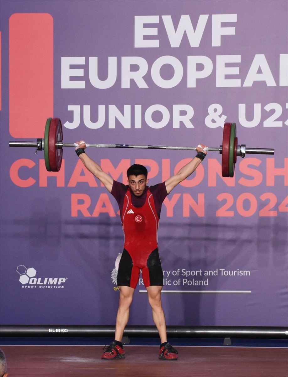 Polonya'da devam eden Gençler ve 23 Yaş Altı Avrupa Halter Şampiyonası'nda erkekler 55 kiloda...