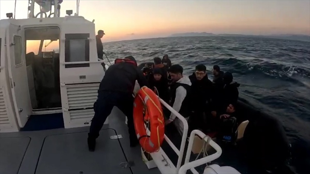 Balıkesir'in Ayvalık ilçesi açıklarında Türk kara sularına geri itilen 18 düzensiz göçmen...