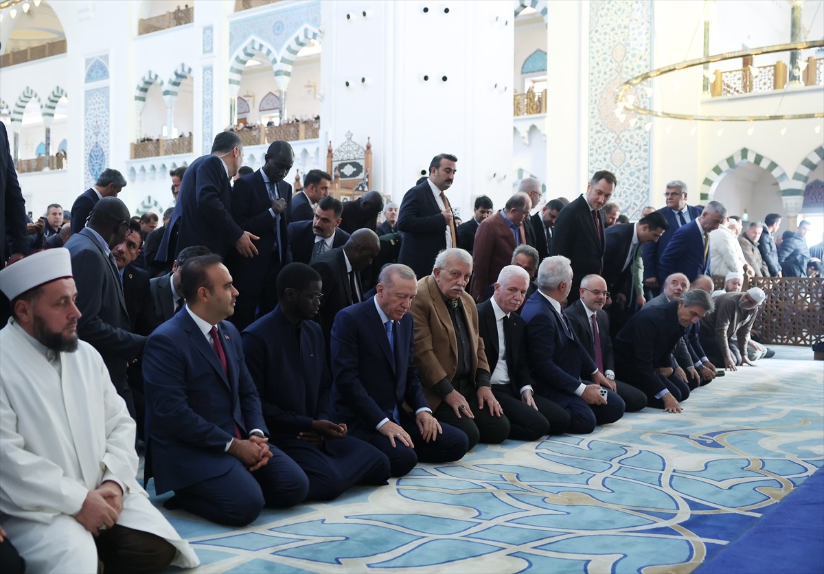 Cumhurbaşkanı Recep Tayyip Erdoğan, cuma namazını Senegal Cumhurbaşkanı Beşir Cuma Fay ile...