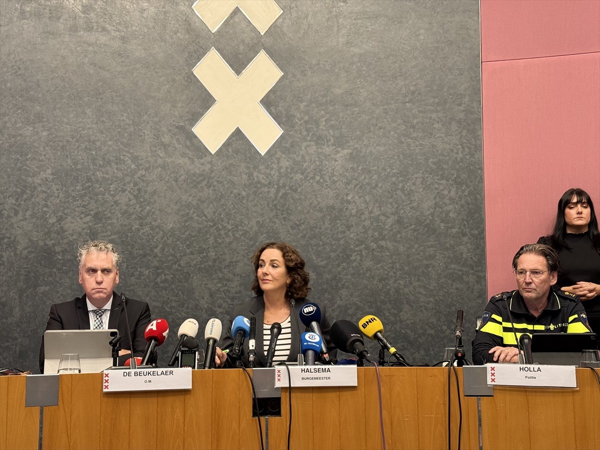 Amsterdam Belediye Başkanı Femke Halsema (ortada), Amsterdam Emniyet Müdürü Peter Holla (sağda) ve...