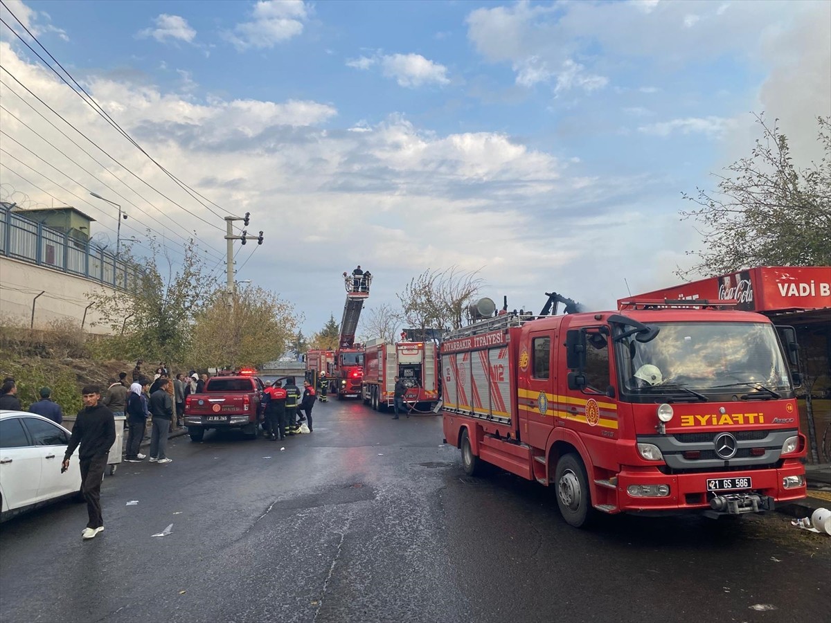 Diyarbakır'da bir kafede başlayıp bitişikteki kafeye de sıçrayan yangın kontrol altına alındı....