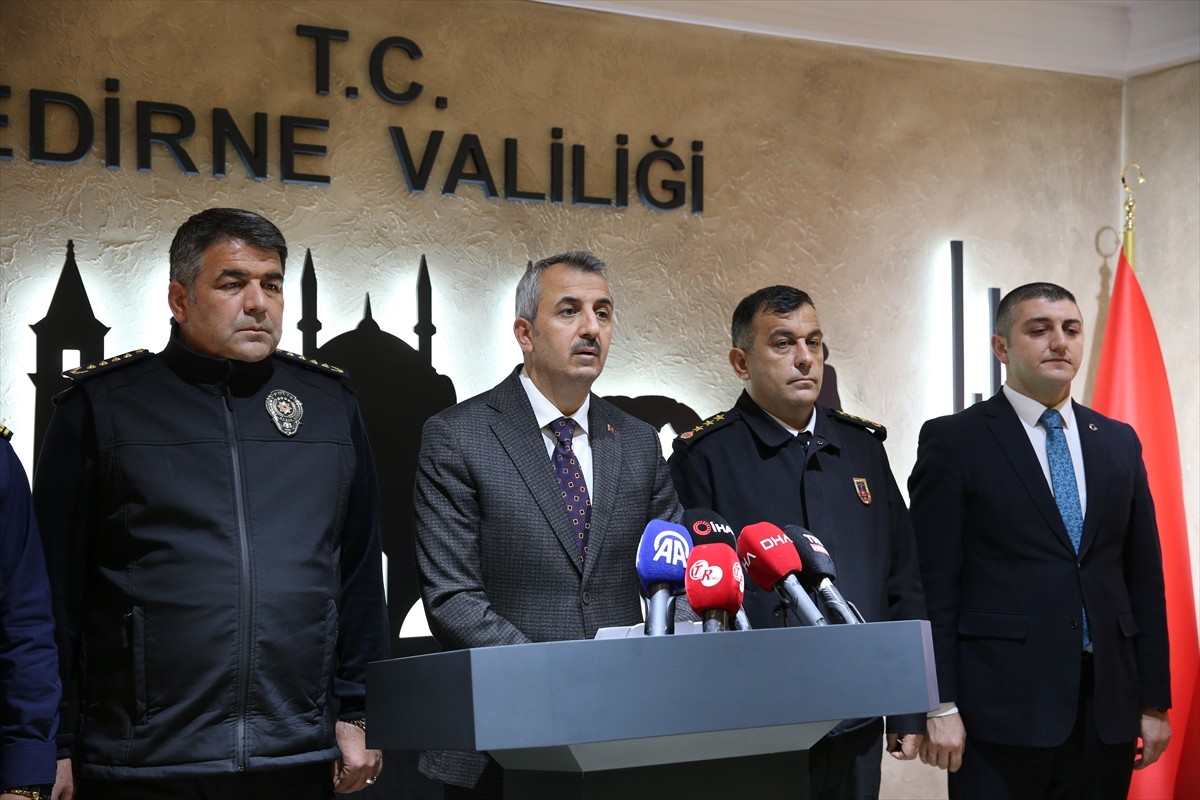 Edirne Valisi Yunus Sezer (sol 2), kentte bu yılın 10 ayında 3 ton 997 kilogram uyuşturucu...