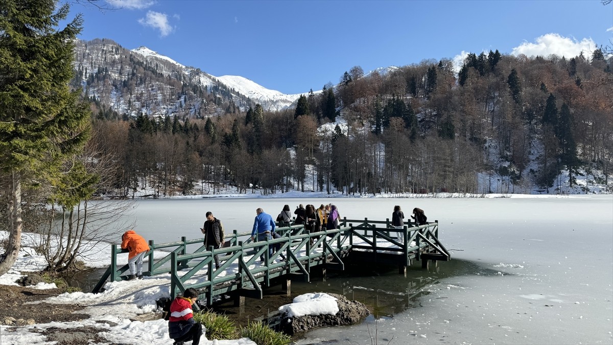 Artvin'in en önemli turizm merkezlerinden Borçka Karagöl Tabiat Parkı, ziyaretçilerini yüzeyi buz...
