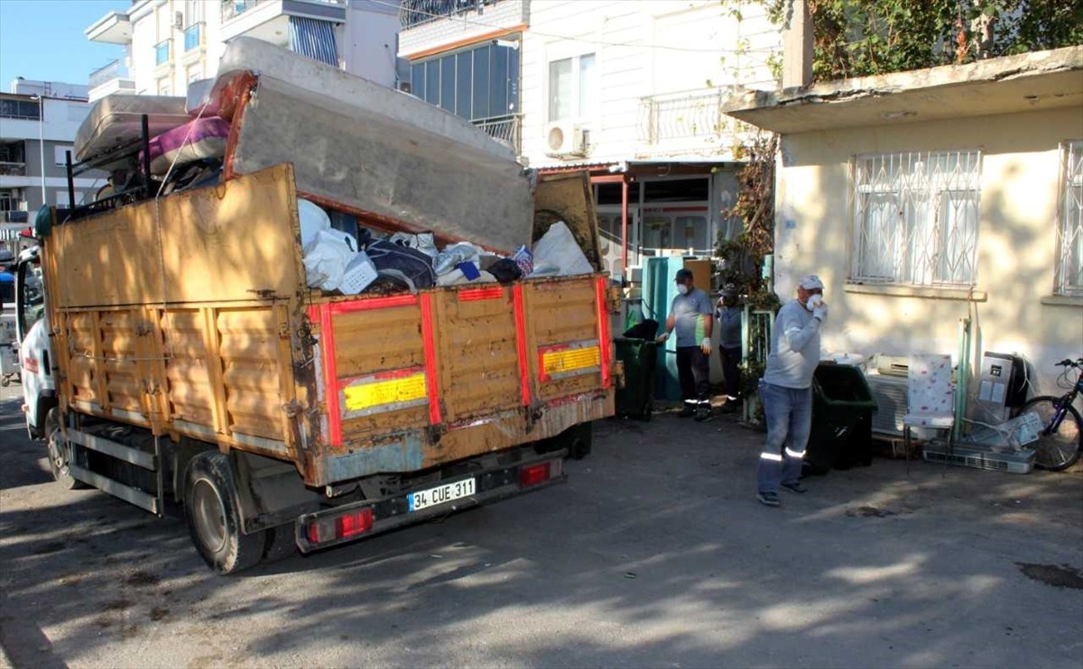 Antalya'nın Kepez ilçesindeki bir evin bahçesinden 3 kamyon çöp çıkarıldı.