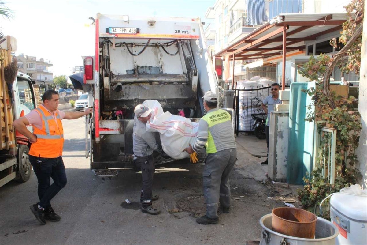 Antalya'nın Kepez ilçesindeki bir evin bahçesinden 3 kamyon çöp çıkarıldı.