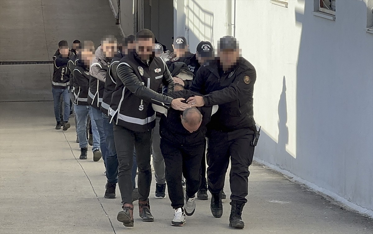 Adana merkezli 3 ilde düzenlenen sahte dolar operasyonunda gözaltına alınan 15 şüpheliden 4'ü...
