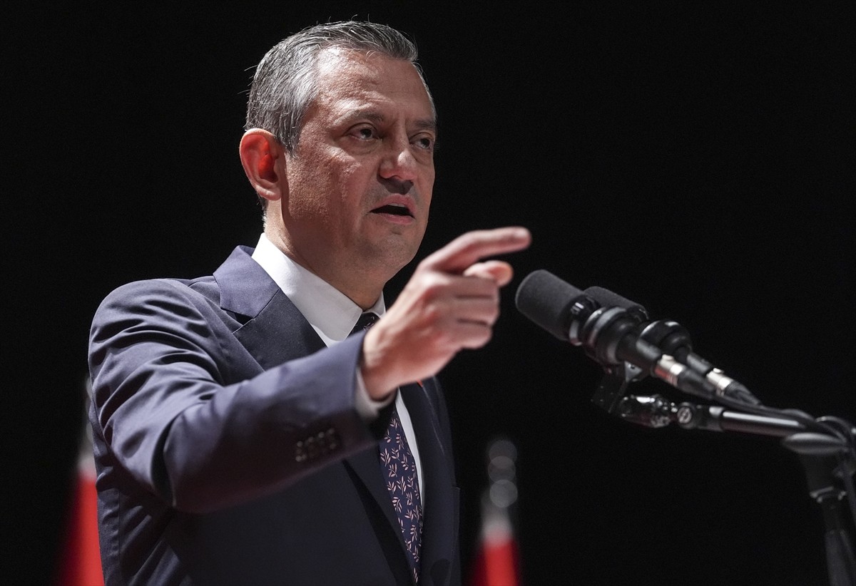 CHP Genel Başkanı Özgür Özel (sol3), Ankara Büyükşehir Belediye Başkanı Mansur Yavaş (sol2) ve...