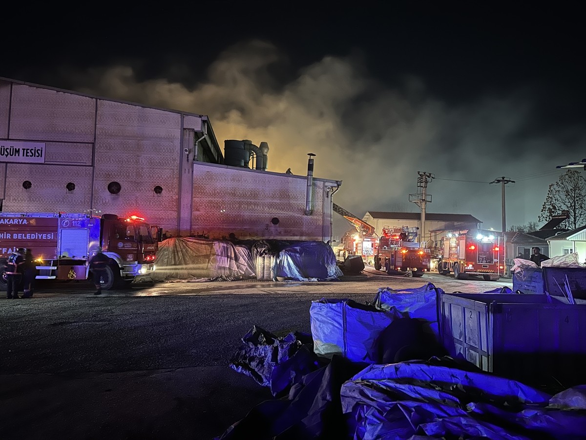 Sakarya'nın Akyazı ilçesinde geri dönüşüm fabrikasında çıkan yangında dumandan etkilenen 8 işçiden...
